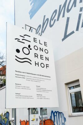 Schild auf der Baustelle beschreibt das Bauvorhaben „Eleonorenhof“