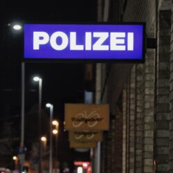 Leuchtschild "POLIZEI" am Polizeikommissariat Limmer