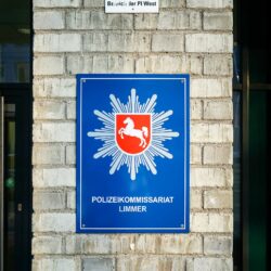 Dienststellen-Schild des Polizeikommissariat Limmer mit niedersächsischem Wappen