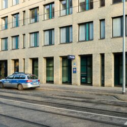 Polizeikomissariat Limmer in der Wunstorfer Strasse von außen. Davor parkt ein Polizeiauto.