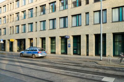 Polizeikomissariat Limmer in der Wunstorfer Strasse von außen. Davor parkt ein Polizeiauto.