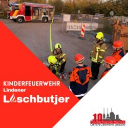 Bild zeigt Kinder bei Löschübung, Schriftzug "Kinderfeuerwehr Lindener Löschbutjer" und Logo der Ortsfeuerwehr Linden