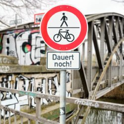 Fotomontage Schild "Für Fugänger und Radfahrer gesperrt" vor Kanalbrücke