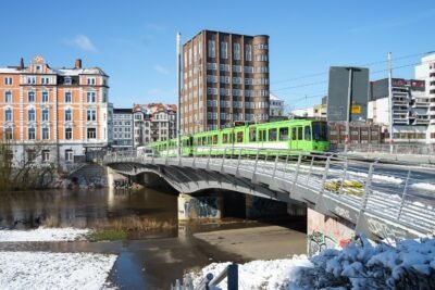 Sicht auf die Benno-Ohnesorg-Brücke mit einer darüber fahrenden Stadtbahn.