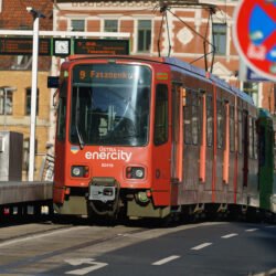 Stadtbahnzug fährt in die Haltestelle Schwarzer Bähr ein.