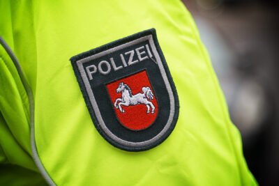 Detailansicht: Abzeichen der Polizei Niedersachsen auf einer Uniform.