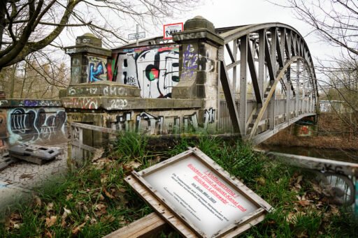 Collage mit Kanalbrücke und Schild, welches über die Sperrung bis Ende März informiert.