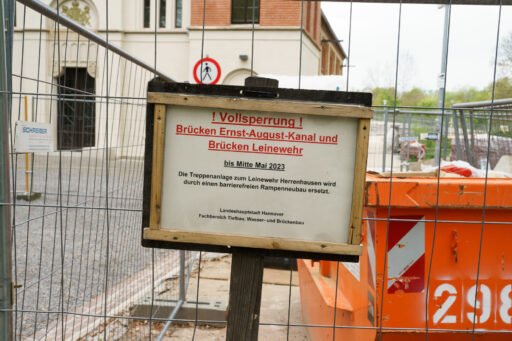 Schild mit angestrebtem Fertigstellungstermin an der Baustelle