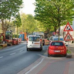 Eine Baustelle mit sich stauendem Autoverkehr