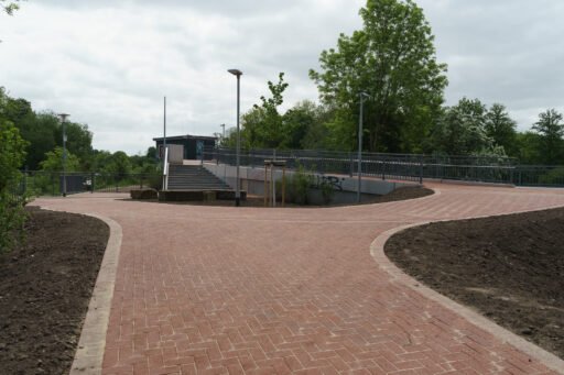 Neu gebaute Rampe mit zusätzlicher Treppe, von der Wege in verschiedene Richtungen führen.