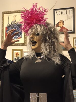 Devina probiert Kopfschmuck bei Hut up