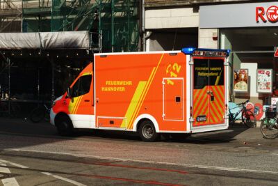 Ein Rettungswagen mit Blaulicht am Straßenrand