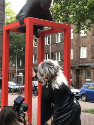 Lindener Butjer schaut auf Drag Queen Devina