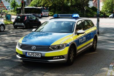Ein Polizeiauto mit Blaulicht