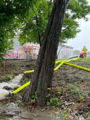 Feuerwehr pumpt Regenwasser ab