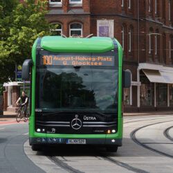 Uestra_Bus_100_August-Holweg-Platz_Lindener_Markt_2