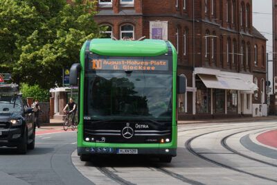 Uestra_Bus_100_August-Holweg-Platz_Lindener_Markt_2