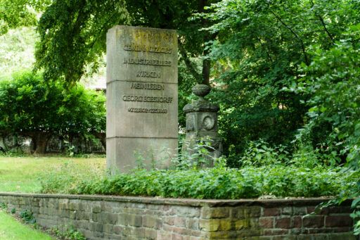 Im Vordergrund eine Gedenkstele mit Aufschrift „GEMEINNÜTZIGES INDUSTRIELLES WIRKEN MEIN LEBEN GEORG EGESTORFF *7.12.1802 ✝27.5.1868“ Im Hintergrund rechts ein Grabstein.