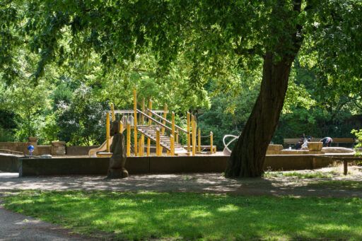 Ein Spielplatz mit einem Klettergerüst