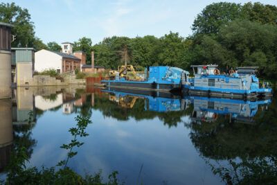 Ein Arbeitsschiff auf der Leine an der Wasserkunst