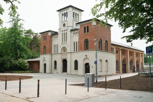 Fassade der Wasserkunst mit Glockenturm in der Mitte.