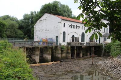 Das normalerweise von Wasser umgebene, trockengelegte Gebäude der Wasserkunst