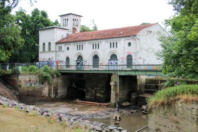 Das normalerweise von Wasser umgebene, trockengelegte Gebäude der Wasserkunst