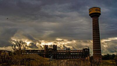 Ein Turm und marode Fabrikgebäude zeugen von der Geschichte der Conti-Industriebrache