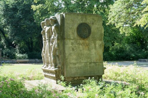 Seite des Johann-Egestorff-Denkmals zeigt Relief mit drei Arbeitern.
