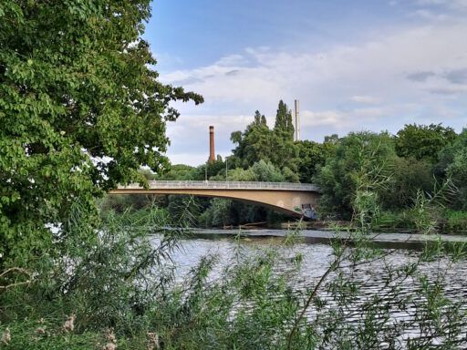 Leine unter der Dornröschenbrücke