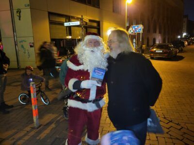 Weihnachtmann erhält vom Bezirksbürgermeister eine Erinnerung