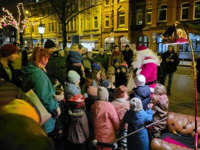 Weihnachtsmann verteilt Geschenke