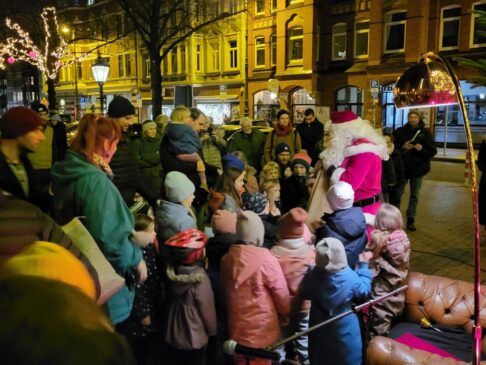 Weihnachtsmann verteilt Geschenke