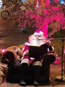 Weihnachtsmann liest Geschichte