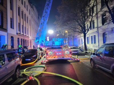 Drehleiter mit ausgefahrenen Stützen