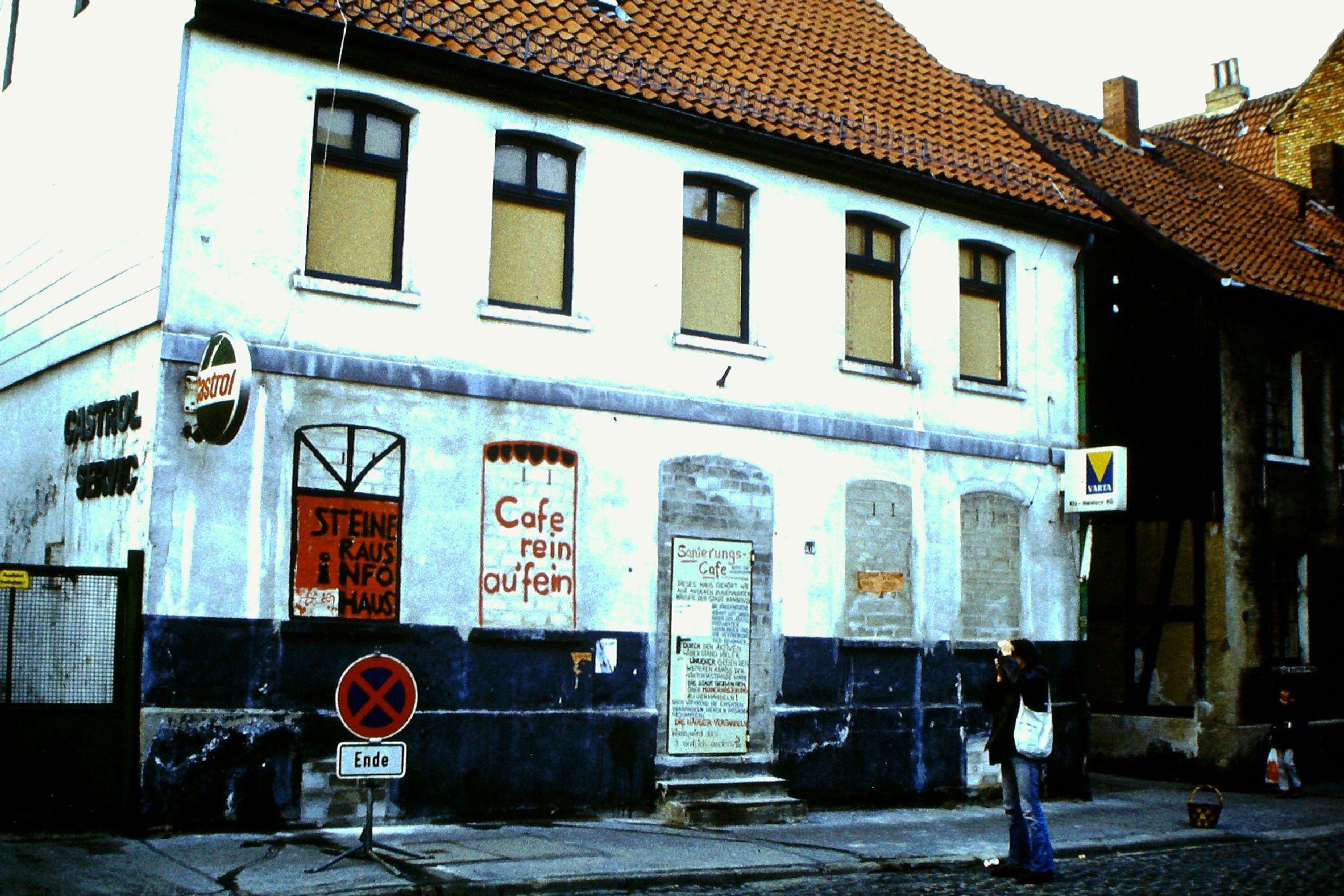 Viktoriastraße 1979 Schriftzüge am zugemauerten Haus Nr. 30