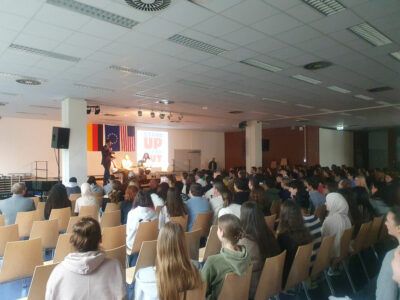 Publikum im Großgruppenraum der Helene Lange Schule