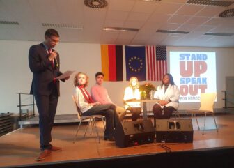 Schulleiter Matthias Zeidler spricht zur Begrüßung