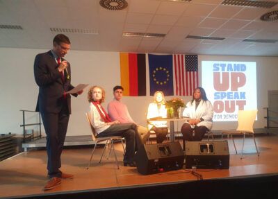 Schulleiter Matthias Zeidler spricht zur Begrüßung