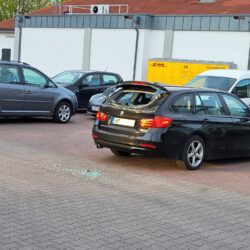 Beschädigter BMW auf Lidl-Parkplatz