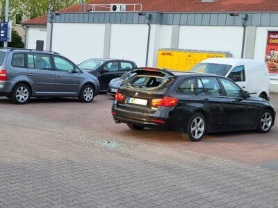 Beschädigter BMW auf Lidl-Parkplatz