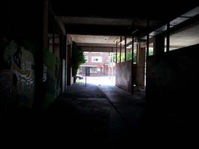 Dunkler Tunnel durchs Ihme-Zentrum im Jahr 2015