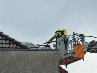 Feuerwehr löscht Dachstuhlbrand Lenther Straße