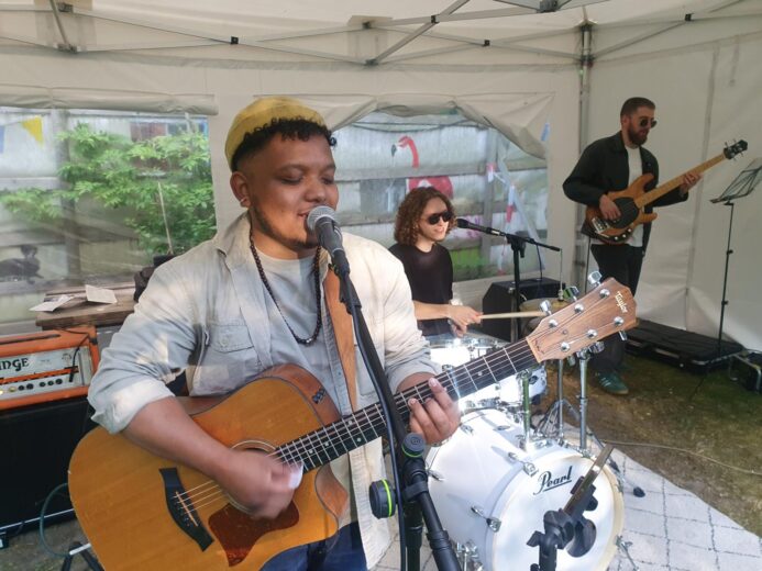 Leadsänger Kevin Rabemanisa von 4 Nations