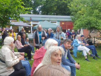 Gäste beim Gartenfest