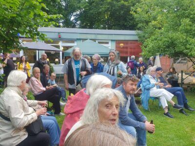 Gäste beim Gartenfest