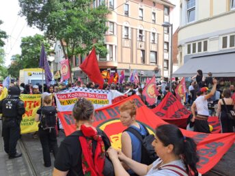 Halim Dener Demo_Limmerstraße-Ecke Viktoriastraße nach der Luftballonaktion