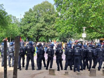 Halim Dener Demo_Velvetplatz mit Polizeibeobachtung bei Abschlusskundgebung