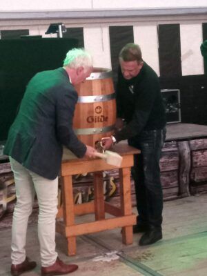Bürgermeister Thomas Klapproth beim Bieranstich