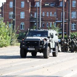 Spezialeinsatzkommando hinter Sonderfahrzeug